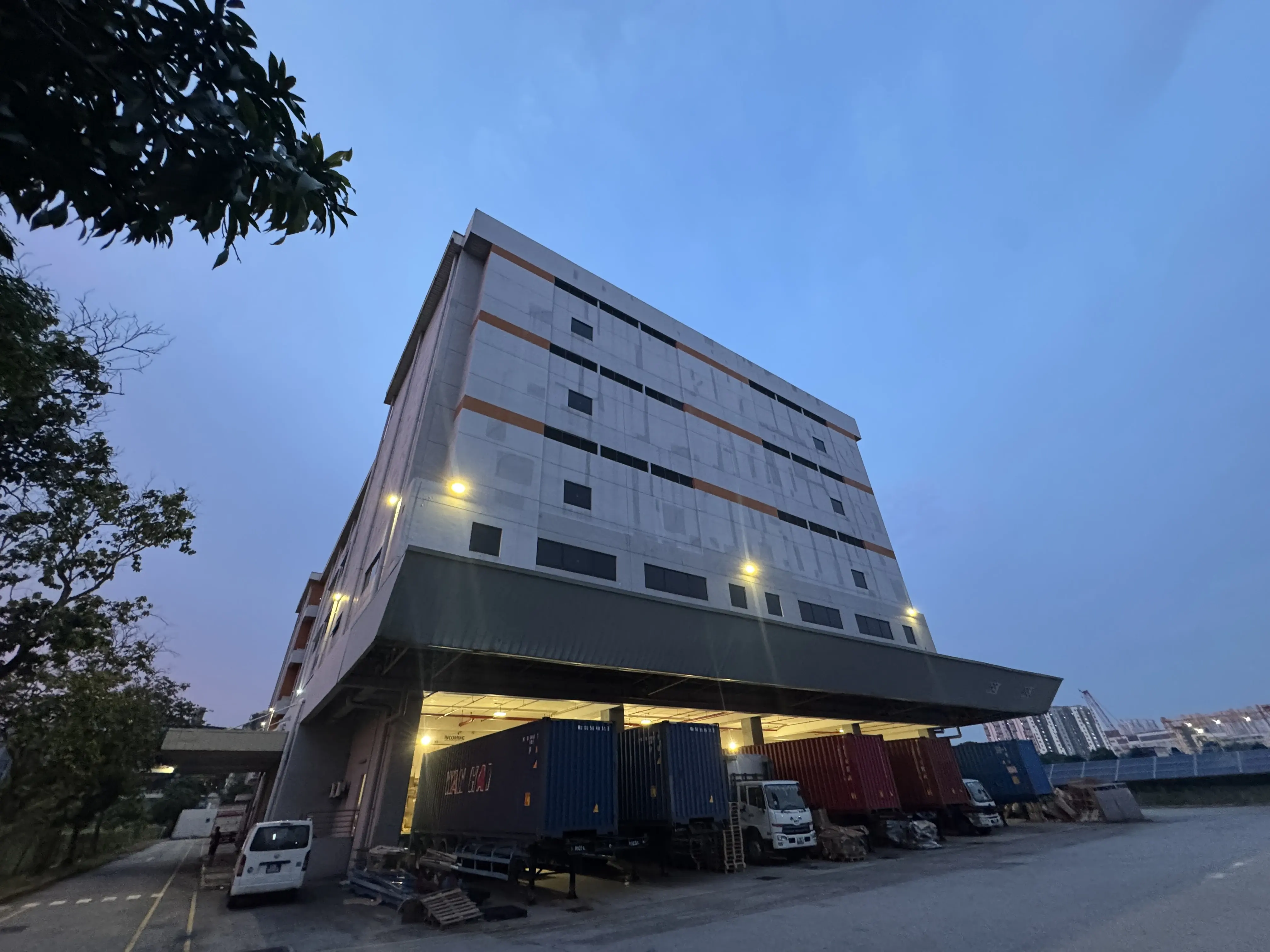 仓储建筑外观与装卸区域